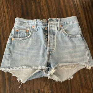Levi Strauss & Co., size W24, light blue denim buttonfly Jean shorts